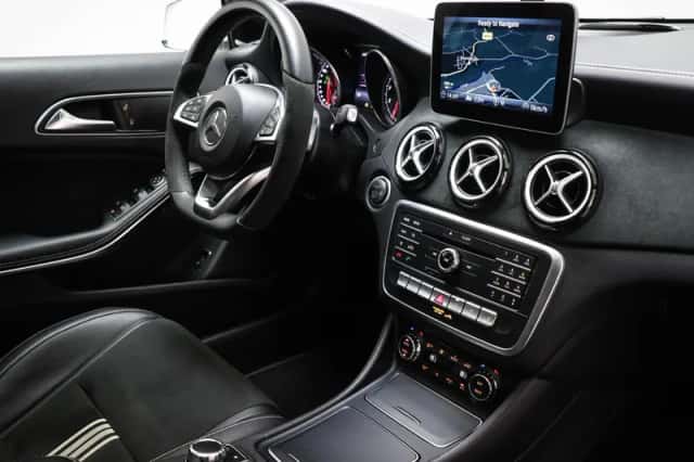 Mercedes-Benz GLA (2017) thumbnail 3