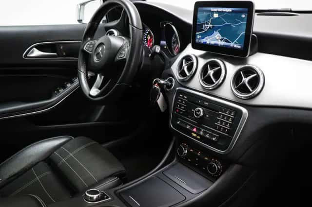 Mercedes-Benz GLA (2016) thumbnail 3