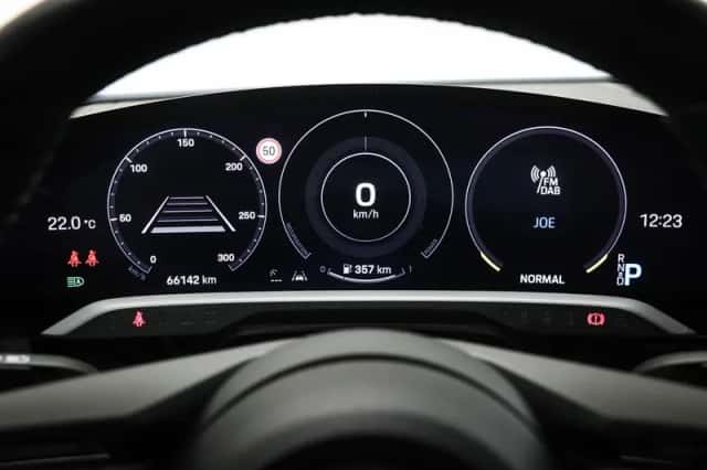 Porsche Taycan (2021) thumbnail 4