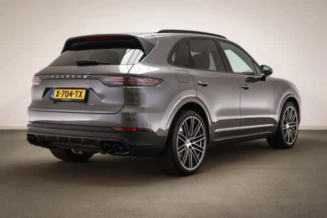 Porsche Cayenne (2022) thumbnail 2