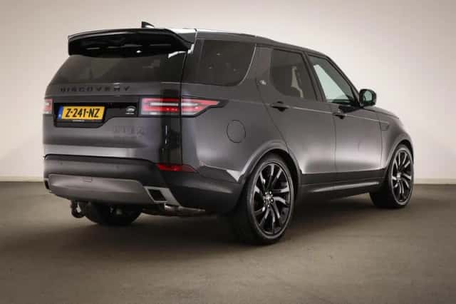 Land Rover Discovery (2017) thumbnail 2