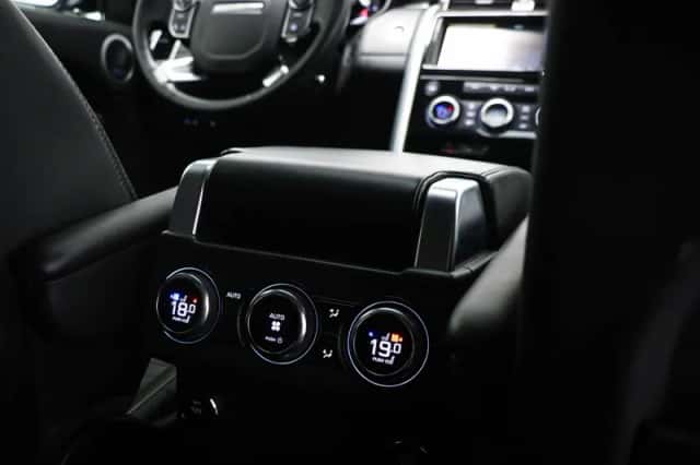 Land Rover Discovery (2017) thumbnail 3