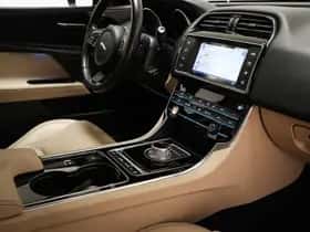 Jaguar XE (2015) thumbnail 3