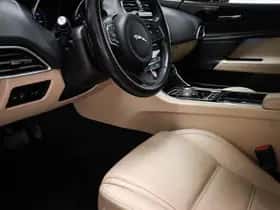 Jaguar XE (2015) thumbnail 29