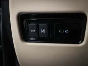 Jaguar XE (2015) thumbnail 30