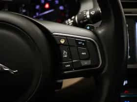 Jaguar XE (2015) thumbnail 4