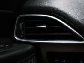 Jaguar XE (2015) thumbnail 31