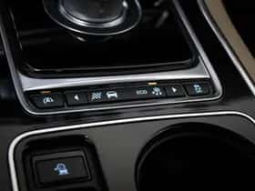 Jaguar XE (2015) thumbnail 40