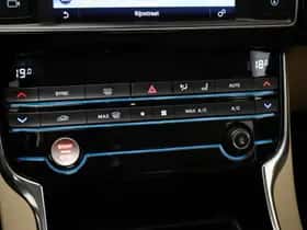 Jaguar XE (2015) thumbnail 43