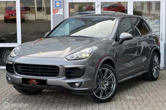 Porsche Cayenne (2017) thumbnail 2