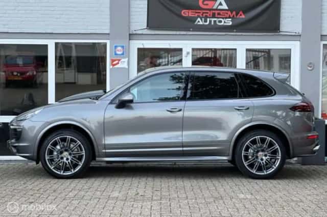 Porsche Cayenne (2017) thumbnail 3