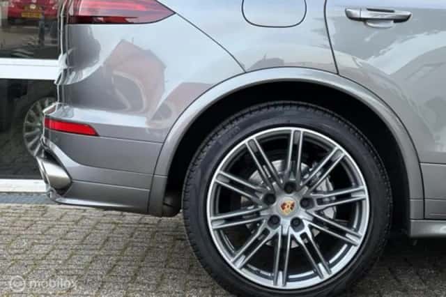 Porsche Cayenne (2017) thumbnail 23