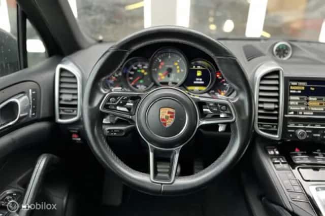 Porsche Cayenne (2017) thumbnail 28