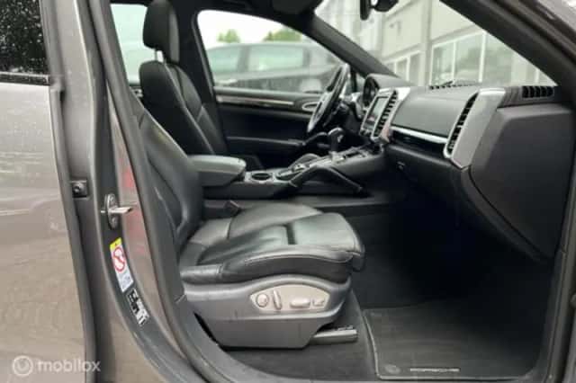 Porsche Cayenne (2017) thumbnail 32