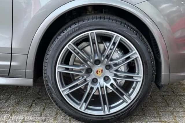Porsche Cayenne (2017) thumbnail 43