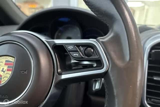 Porsche Cayenne (2015) thumbnail 26