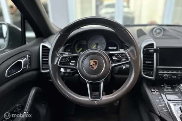 Porsche Cayenne (2015) thumbnail 32