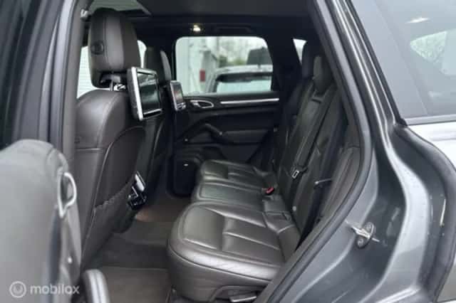 Porsche Cayenne (2015) thumbnail 36