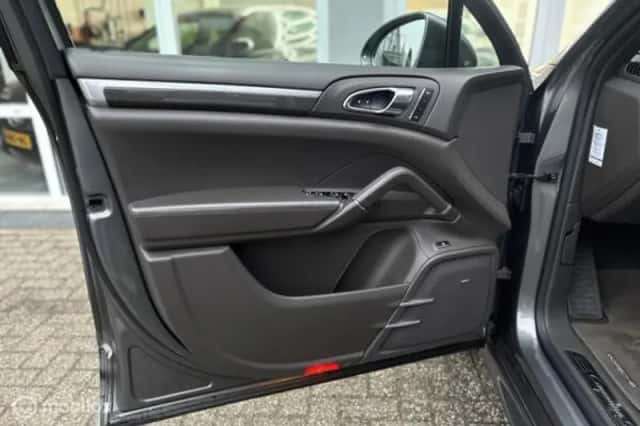Porsche Cayenne (2015) thumbnail 37