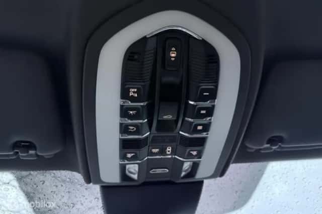 Porsche Cayenne (2015) thumbnail 40