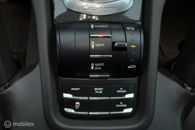 Porsche Cayenne (2015) thumbnail 41