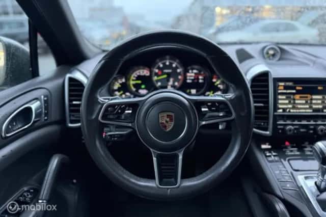 Porsche Cayenne (2015) thumbnail 43