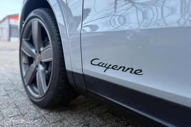 Porsche Cayenne (2023) thumbnail 17