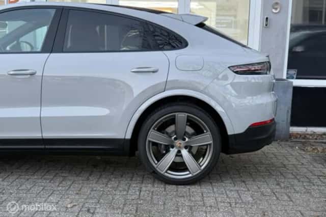 Porsche Cayenne (2023) thumbnail 3