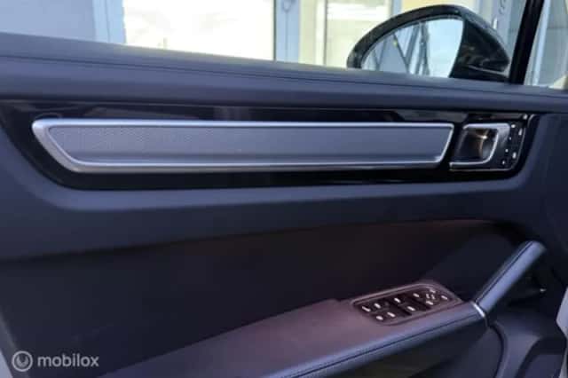 Porsche Cayenne (2023) thumbnail 30