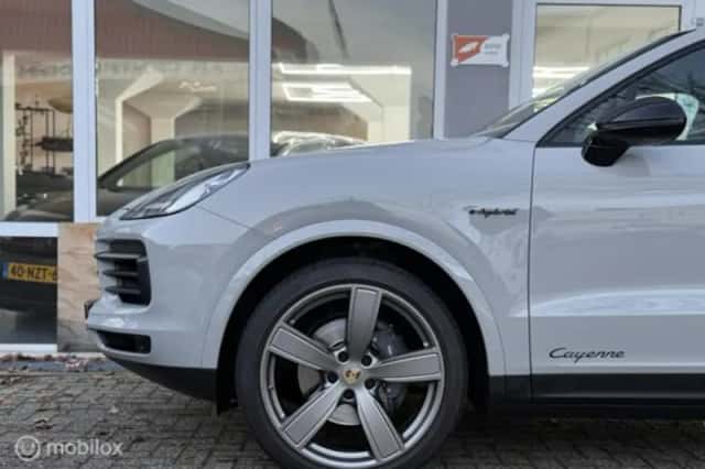 Porsche Cayenne (2023) thumbnail 4