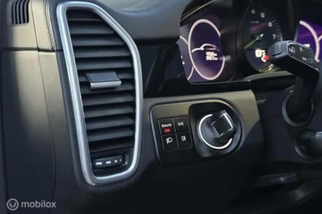 Porsche Cayenne (2023) thumbnail 31
