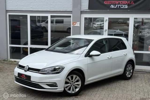 Volkswagen Golf (2022) thumbnail 2