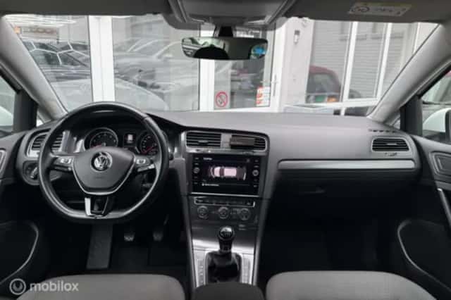 Volkswagen Golf (2022) thumbnail 17