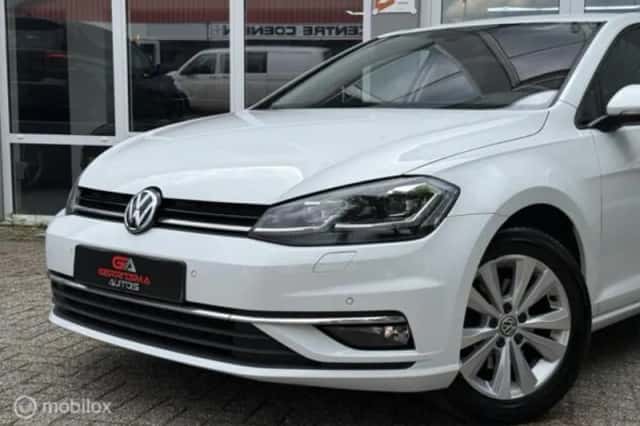 Volkswagen Golf (2022) thumbnail 3