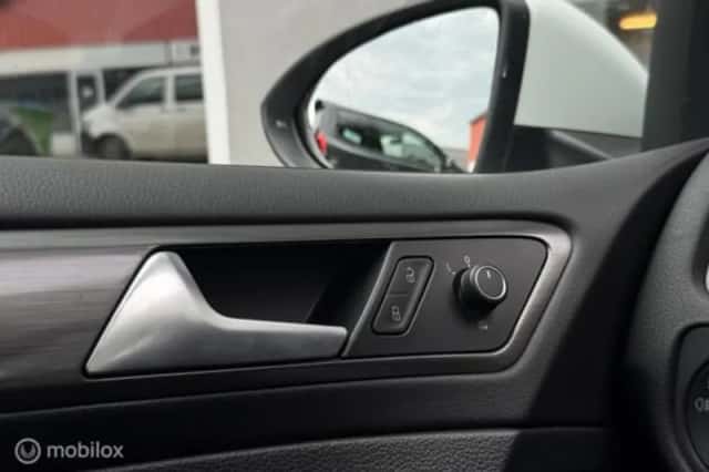 Volkswagen Golf (2022) thumbnail 25