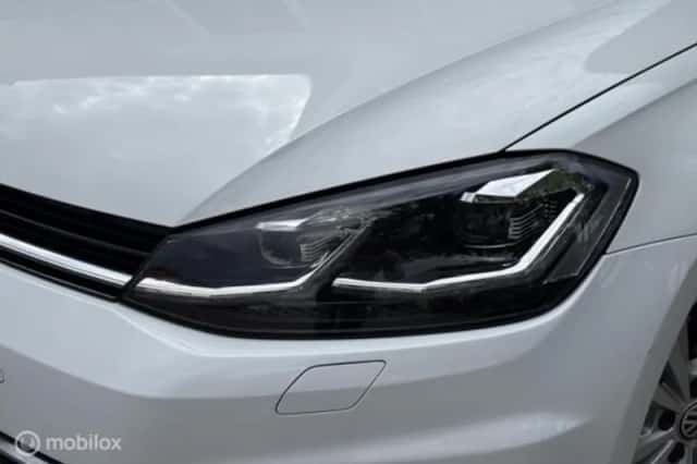 Volkswagen Golf (2022) thumbnail 4