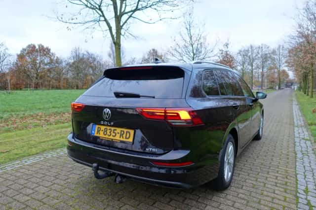Volkswagen Golf (2022) thumbnail 4