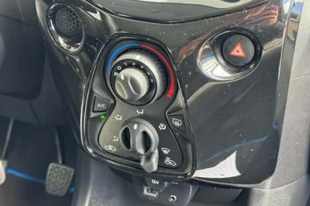 Toyota Aygo (2015) thumbnail 29