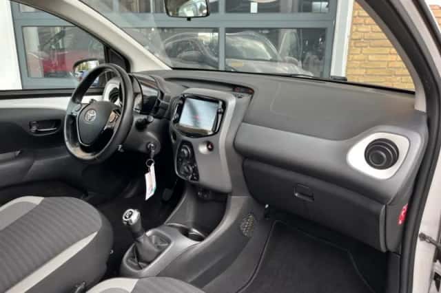 Toyota Aygo (2018) thumbnail 25