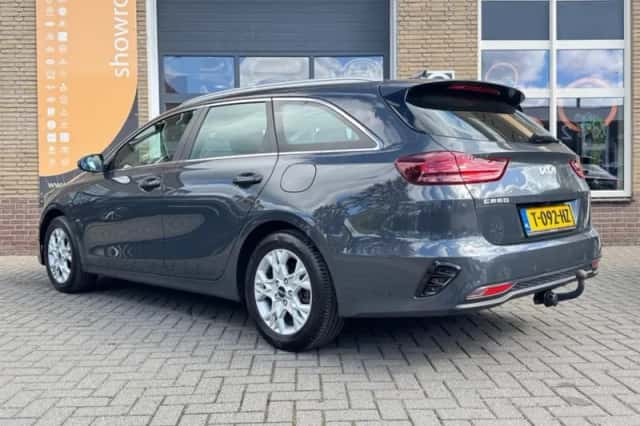 Kia Ceed (2023) thumbnail 2