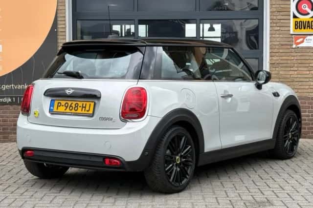MINI MINI (2022) thumbnail 2