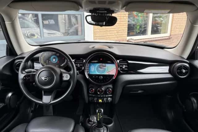 MINI MINI (2022) thumbnail 14