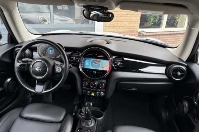 MINI MINI (2022) thumbnail 3