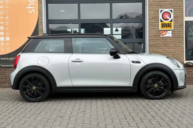 MINI MINI (2022) thumbnail 4