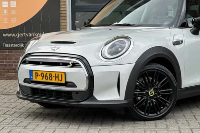 MINI MINI (2022) thumbnail 32