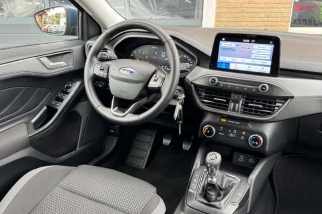 Ford Focus (2022) thumbnail 3