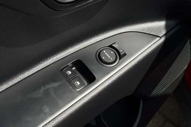 Kia Stonic (2019) thumbnail 43