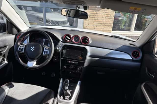 Suzuki Vitara (2016) thumbnail 3