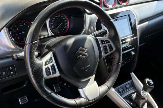 Suzuki Vitara (2016) thumbnail 10
