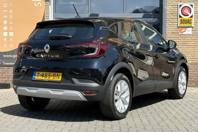 Renault Captur (2023) thumbnail 2
